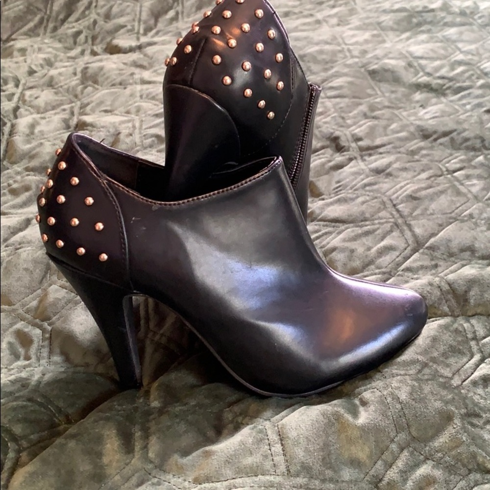 Black heeled booties with gold embellishment - 7
